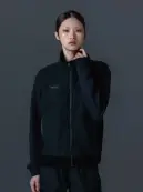TS DESIGN 5548 ニッカーズフリースベスト 5548 Knicker’s フリースベストKnicker’sの5548モデルは、布帛とマイクロフリースを組み合わせたハイブリッド仕様のフリースベストです。摩耗に強い布帛素材を負荷のかかりやすい箇所に配置し、収納力と耐久性を高めながら、軽快で動きやすいベストスタイルを実現。寒暖差のある季節や重ね着に最適なアイテムです。特徴・高い保温性を持つマイクロフリース素材を使用・摩耗しやすい部分に布帛素材を採用し耐久性を強化・作業服やインナーとの相性が良いシンプルデザイン・男女兼用で幅広いワークシーンに対応仕様・品番:5548・カラー:95 ブラック・サイズ:S、M、L、LL、3L、4L、5L、6L・重量:約340g（Lサイズ）