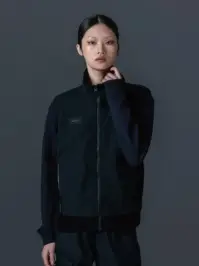 TS DESIGN 5548 ニッカーズフリースベスト 5548 Knicker’s フリースベストKnicker’sの5548モデルは、布帛とマイクロフリースを組み合わせたハイブリッド仕様のフリースベストです。摩耗に強い布帛素材を負荷のかかりやすい箇所に配置し、収納力と耐久性を高めながら、軽快で動きやすいベストスタイルを実現。寒暖差のある季節や重ね着に最適なアイテムです。特徴・高い保温性を持つマイクロフリース素材を使用・摩耗しやすい部分に布帛素材を採用し耐久性を強化・作業服やインナーとの相性が良いシンプルデザイン・男女兼用で幅広いワークシーンに対応仕様・品番:5548・カラー:95 ブラック・サイズ:S、M、L、LL、3L、4L、5L、6L・重量:約340g（Lサイズ）