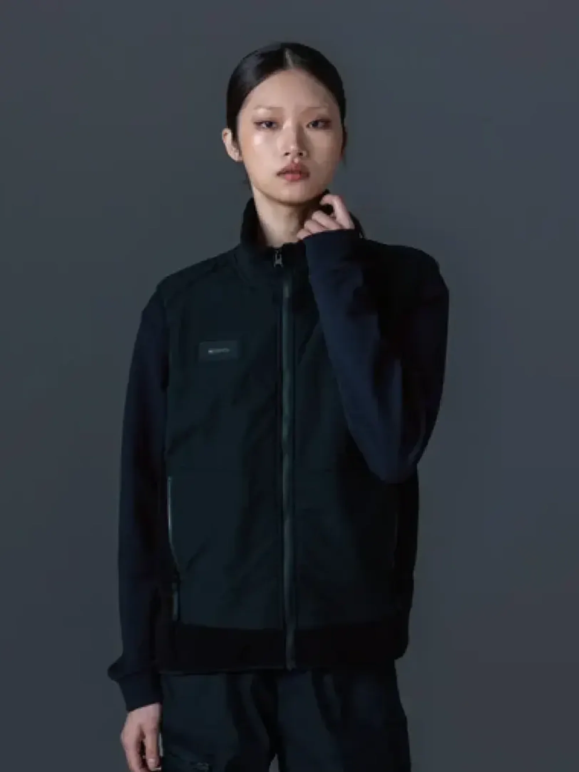TS DESIGN 5548 ニッカーズフリースベスト 5548 Knicker’s フリースベストKnicker’sの5548モデルは、布帛とマイクロフリースを組み合わせたハイブリッド仕様のフリースベストです。摩耗に強い布帛素材を負荷のかかりやすい箇所に配置し、収納力と耐久性を高めながら、軽快で動きやすいベストスタイルを実現。寒暖差のある季節や重ね着に最適なアイテムです。特徴・高い保温性を持つマイクロフリース素材を使用・摩耗しやすい部分に布帛素材を採用し耐久性を強化・作業服やインナーとの相性が良いシンプルデザイン・男女兼用で幅広いワークシーンに対応仕様・品番:5548・カラー:95 ブラック・サイズ:S、M、L、LL、3L、4L、5L、6L・重量:約340g（Lサイズ）