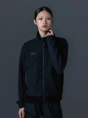 TS DESIGN 5548 ニッカーズフリースベスト 5548 Knicker’s フリースベストKnicker’sの5548モデルは、布帛とマイクロフリースを組み合わせたハイブリッド仕様のフリースベストです。摩耗に強い布帛素材を負荷のかかりやすい箇所に配置し、収納力と耐久性を高めながら、軽快で動きやすいベストスタイルを実現。寒暖差のある季節や重ね着に最適なアイテムです。特徴・高い保温性を持つマイクロフリース素材を使用・摩耗しやすい部分に布帛素材を採用し耐久性を強化・作業服やインナーとの相性が良いシンプルデザイン・男女兼用で幅広いワークシーンに対応仕様・品番:5548・カラー:95 ブラック・サイズ:S、M、L、LL、3L、4L、5L、6L・重量:約340g(Lサイズ)